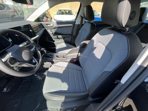 Used 2025 Volkswagen Jetta SE image 27