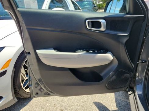 Certified 2025 Hyundai Venue SEL FWD image 14