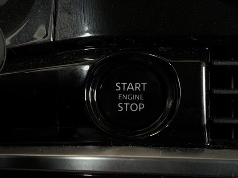 Used 2025 Nissan Pathfinder SV FWD image 29