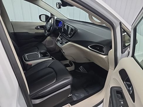 Used 2024 Chrysler Pacifica Touring-L FWD image 15
