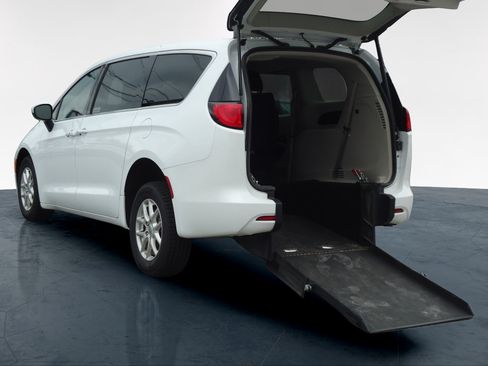 Used 2023 Chrysler Voyager LX FWD image 3
