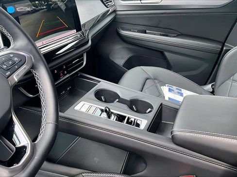 Used 2025 Volkswagen Atlas Cross Sport SE image 17