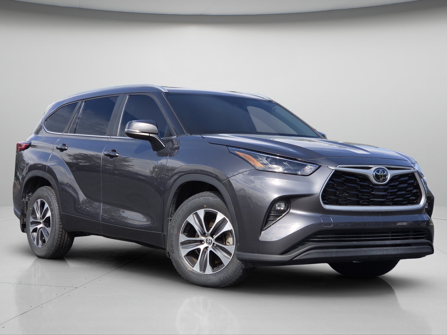 Used 2023 Toyota Highlander XLE AWD/4WD image 2