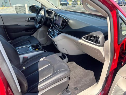 Used 2024 Chrysler Pacifica Touring-L FWD image 36