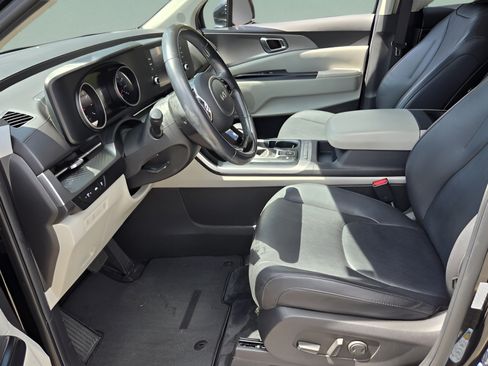 Used 2023 Kia Carnival LX FWD image 9