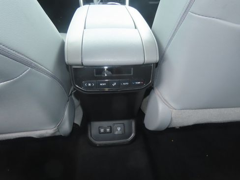 Used 2020 Toyota Highlander Limited FWD image 19