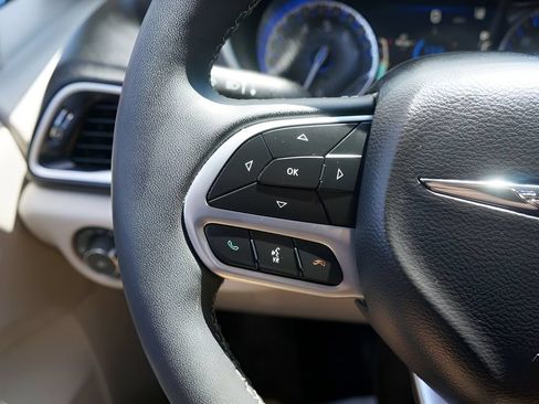 Used 2024 Chrysler Pacifica Touring-L FWD image 22