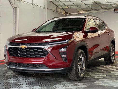 Used 2025 Chevrolet Trax LT w/ Driver Confidence Package FWD image 3