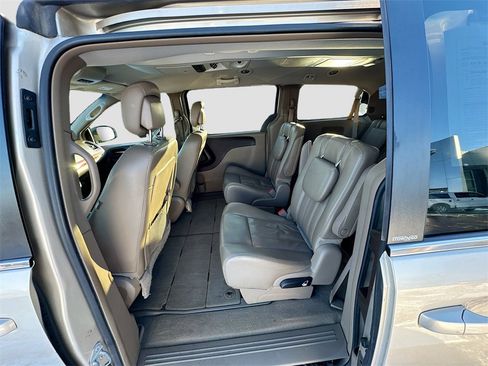 Used 2014 Chrysler Town & Country Touring image 17