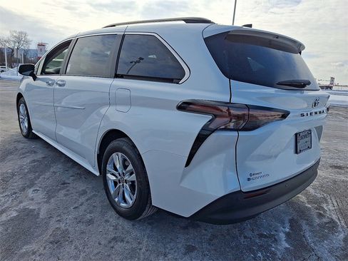 New 2026 Toyota Sienna XLE image 5