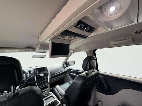 Used 2016 Chrysler Town & Country Touring image 21