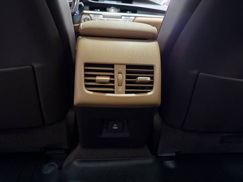 Used 2016 Lexus ES 350 w/ Luxury Package w/Wood Trim FWD image 28