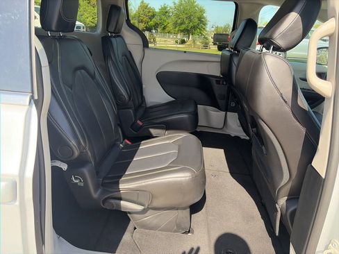 Used 2024 Chrysler Pacifica Touring-L FWD image 11