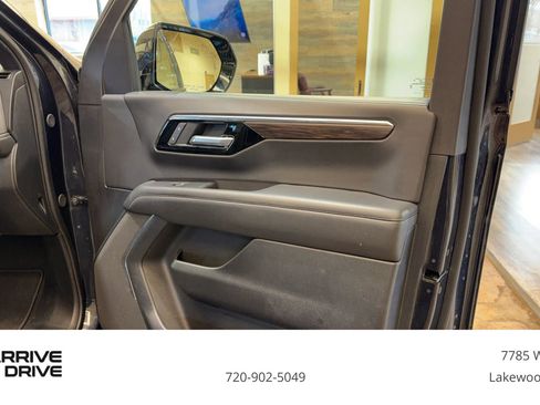 Used 2025 Chevrolet Suburban Z71 image 25