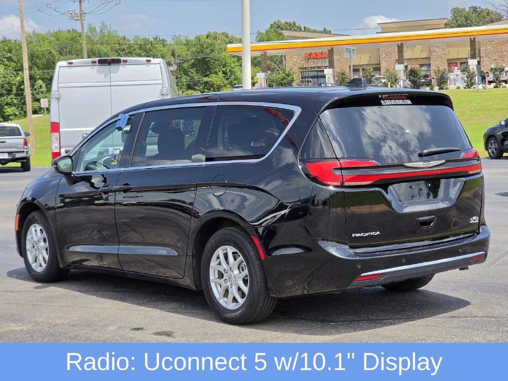 Used 2024 Chrysler Pacifica Touring-L FWD image 4