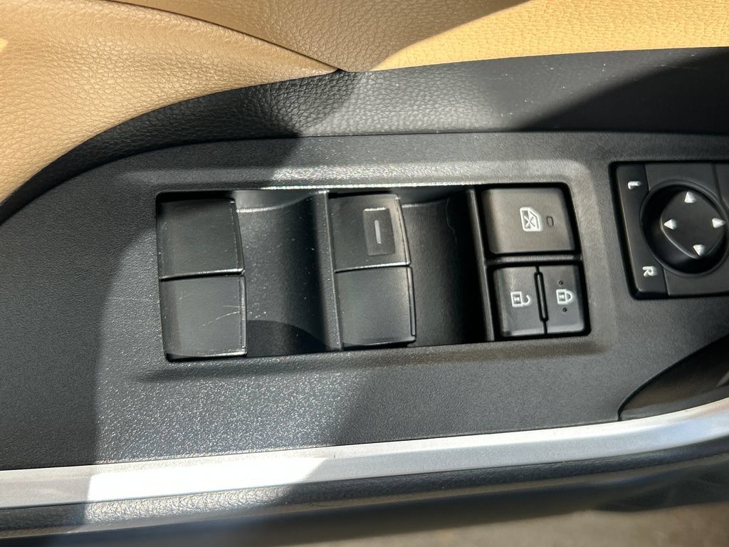 Certified 2020 Toyota RAV4 XLE w/ Convenience Package AWD/4WD image 12