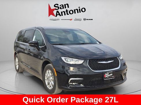 New 2026 Chrysler Pacifica Select image 2