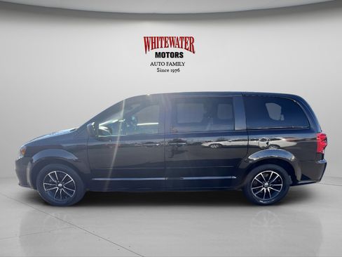 Used 2017 Dodge Grand Caravan SE image 3