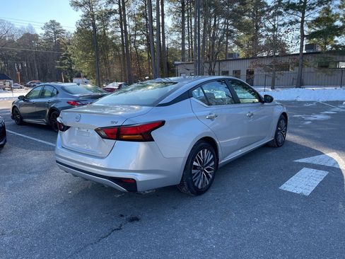 Used 2024 Nissan Altima 2.5 SV image 5