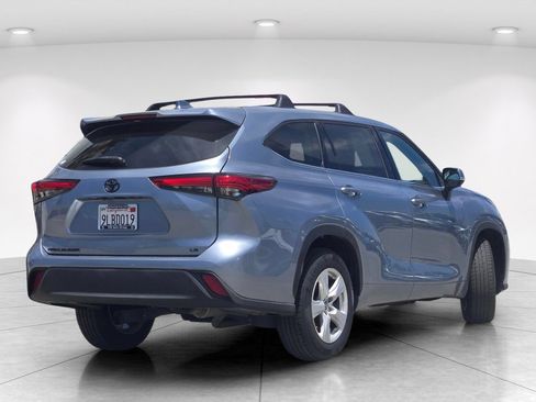 Used 2021 Toyota Highlander LE FWD image 3