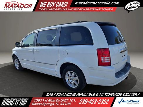 Used 2009 Chrysler Town & Country Touring FWD image 7