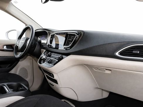 Used 2019 Chrysler Pacifica Touring Plus FWD image 16