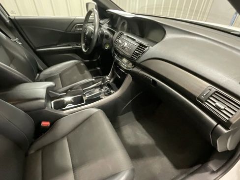 Used 2017 Honda Accord Sport image 14