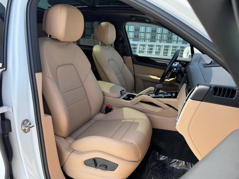 Certified 2023 Porsche Cayenne AWD/4WD image 23