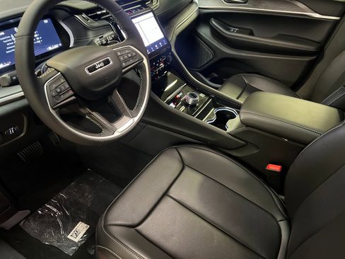 New 2025 Jeep Grand Cherokee Limited image 9