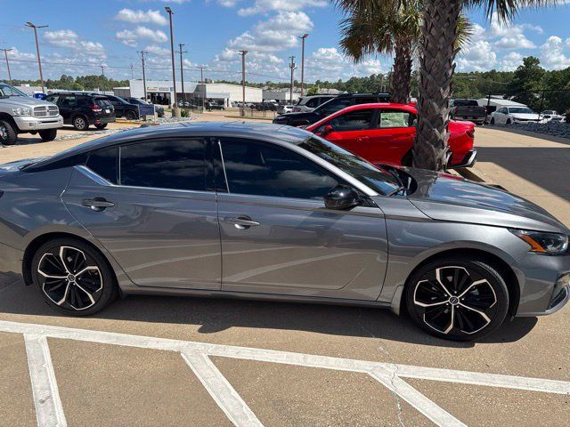 Used 2024 Nissan Altima 2.5 SR w/ SR Premium Package FWD image 15
