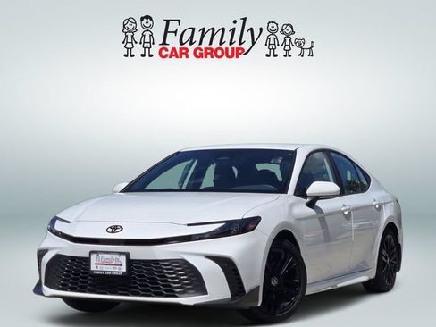 Used 2025 Toyota Camry XLE FWD image 1