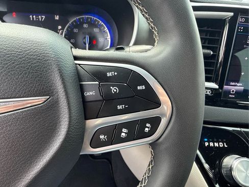 Used 2023 Chrysler Pacifica Touring-L FWD image 30