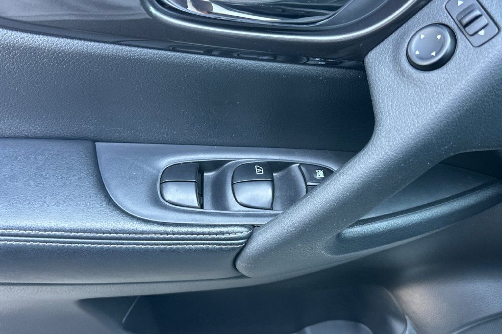 Used 2020 Nissan Rogue SV FWD image 10