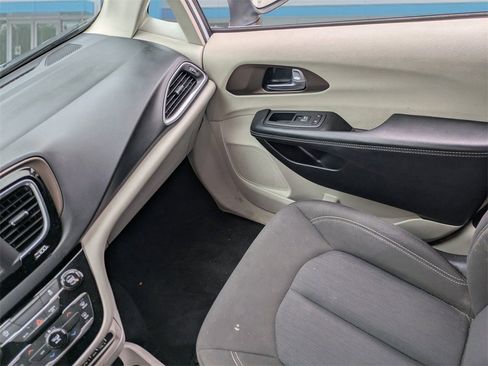 Used 2022 Chrysler Voyager LX image 17