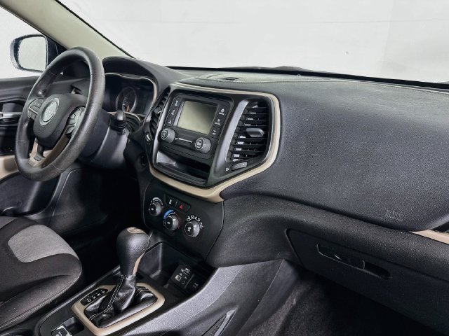 Used 2018 Jeep Cherokee Latitude FWD image 26
