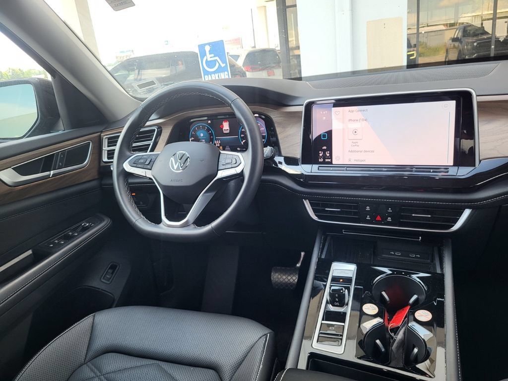 Used 2025 Volkswagen Atlas SE FWD image 15