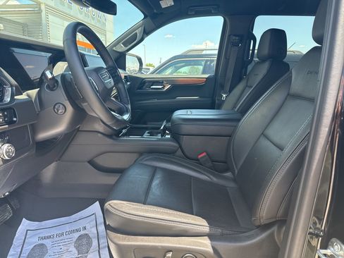 Used 2025 GMC Yukon Denali RWD image 8