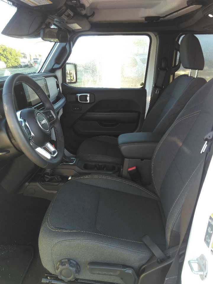 Used 2025 Jeep Wrangler Unlimited Sahara AWD/4WD image 3