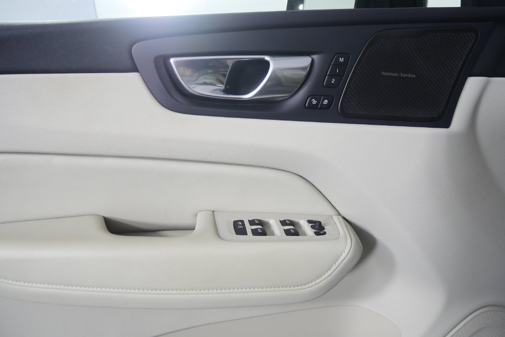 Used 2025 Volvo XC60 B5 Ultra w/ Protection Package Premier AWD/4WD image 9