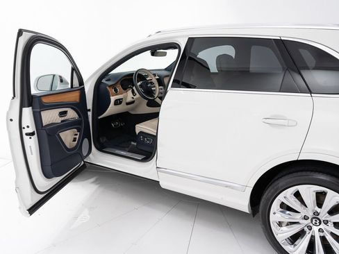 Certified 2023 Bentley Bentayga AWD/4WD image 9