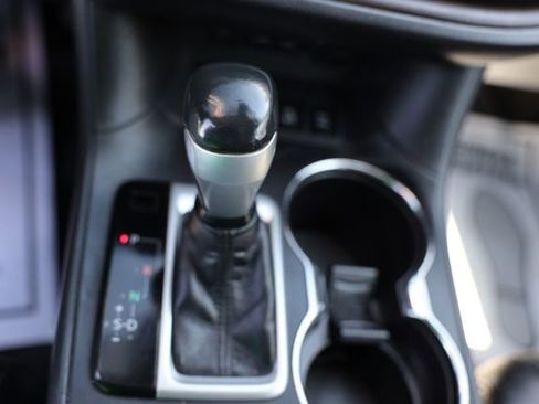 Used 2018 Toyota Highlander Plus AWD/4WD image 28