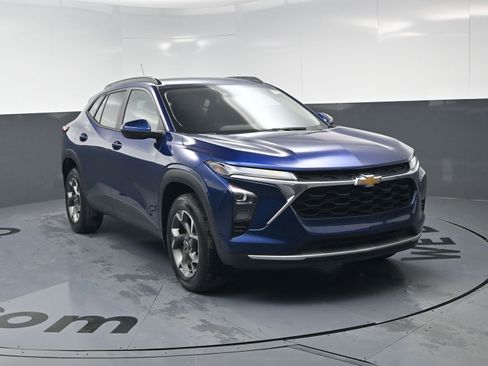 Certified 2024 Chevrolet Trax LT w/ Driver Confidence Package image 3