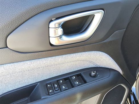 Used 2025 Jeep Compass Latitude image 18