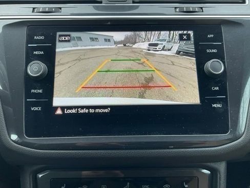 Used 2022 Volkswagen Tiguan SE AWD/4WD image 32