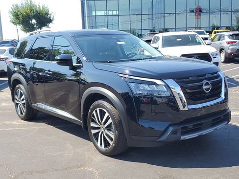 Certified 2025 Nissan Pathfinder Platinum AWD/4WD image 32