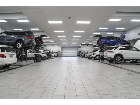 Used 2024 Mercedes-Benz EQB 300 4MATIC image 31