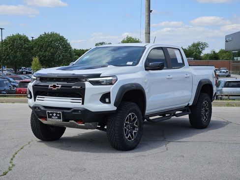 Used 2024 Chevrolet Colorado ZR2 w/ Technology Package AWD/4WD image 2