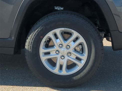 New 2025 Jeep Grand Cherokee Laredo image 14