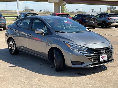 Used 2025 Nissan Versa SV image 4