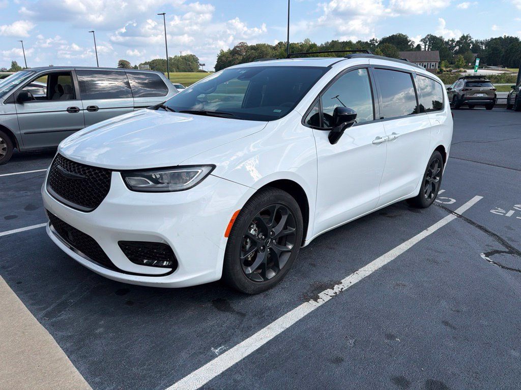Used 2025 Chrysler Pacifica Limited FWD image 3